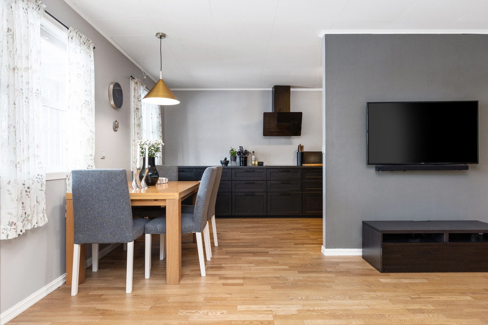 Fin plass til spisestue mellom stue og kjøkken. Leiligheten er enkel å møblere Galleribilde