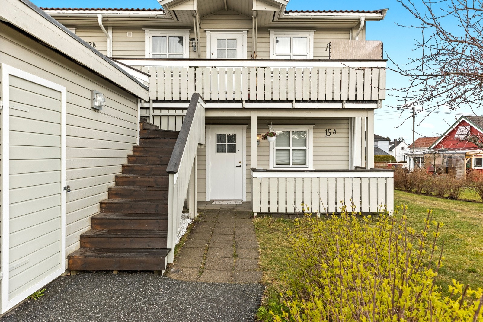 Det er felles biloppstillingsplass og gjesteparkering Galleribilde