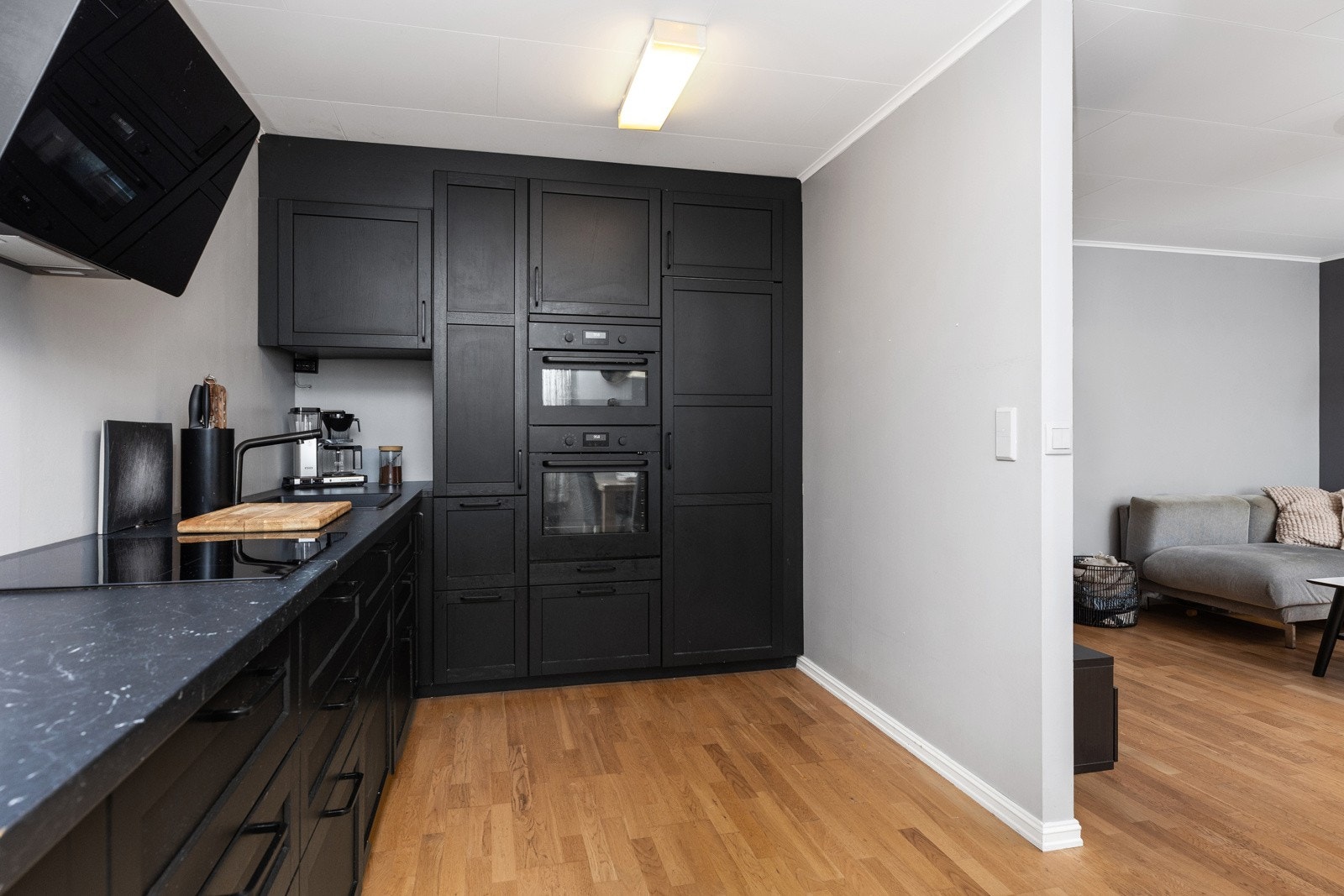 Det er god skap- og benkplass, høyskap og integrerte hvitevarer Galleribilde