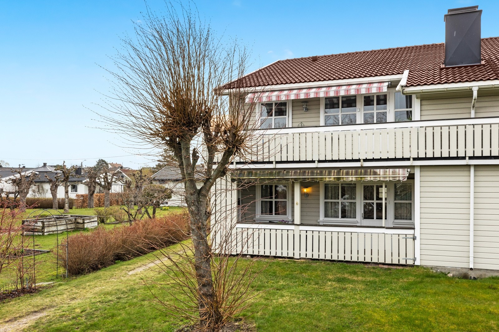 Leiligheten har nyere lekkert kjøkken. To solrike uteplasser, enkel adkomst Galleribilde