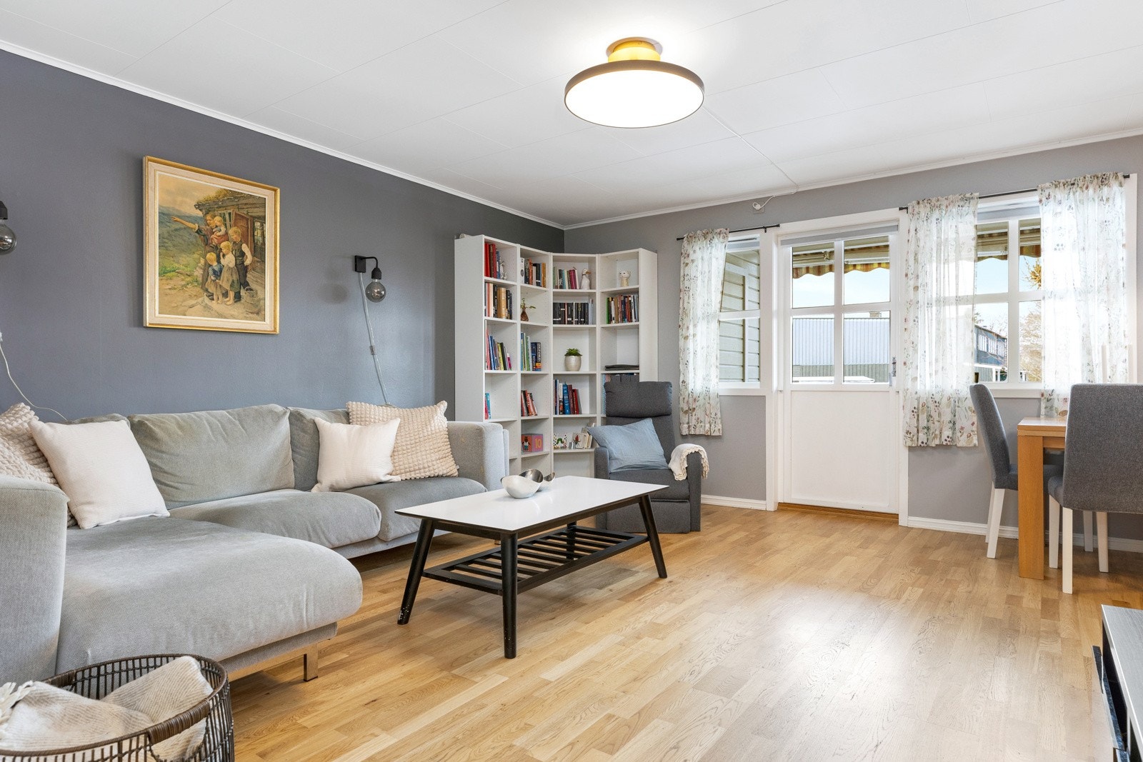 Vinduer langs hele stuen slipper lyset inn Galleribilde