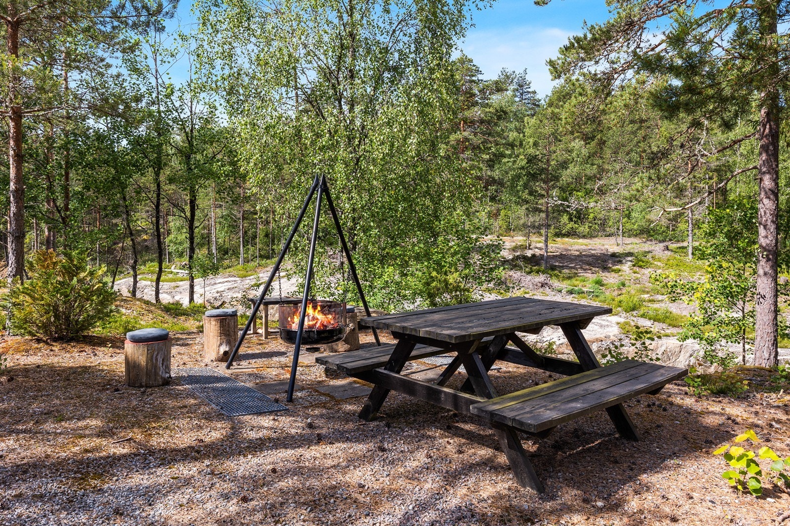 Hyggelig uteplass på baksiden av hytta. Her kan man for eksempel nyte sene kvelder rundt bålet. Galleribilde