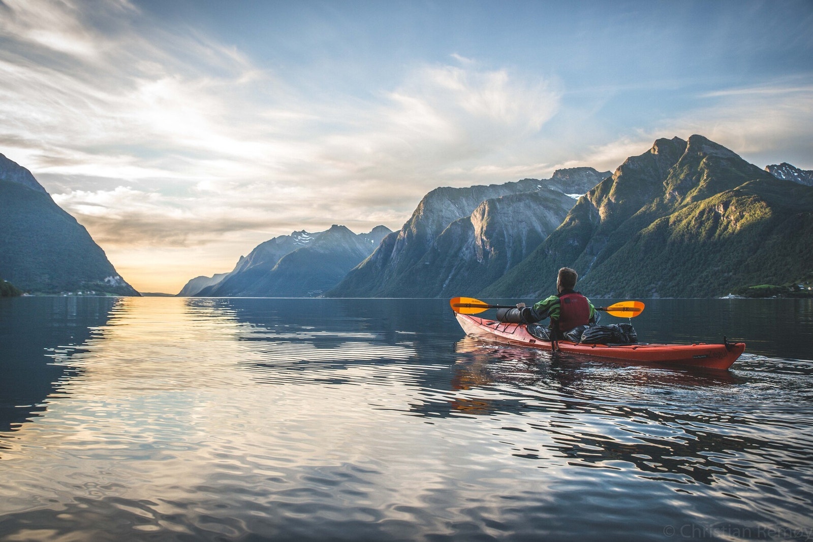 Fjordene på vestlandet innbyr til padleturer. Her fra Hjørundfjorden. Foto Christian Remøy Galleribilde