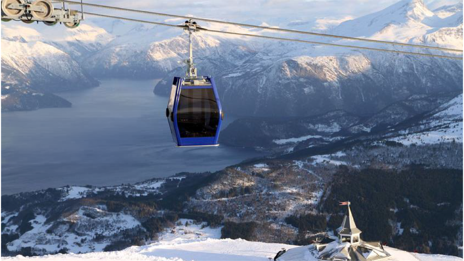 Med utsikt mot Storfjorden og fjellene Galleribilde