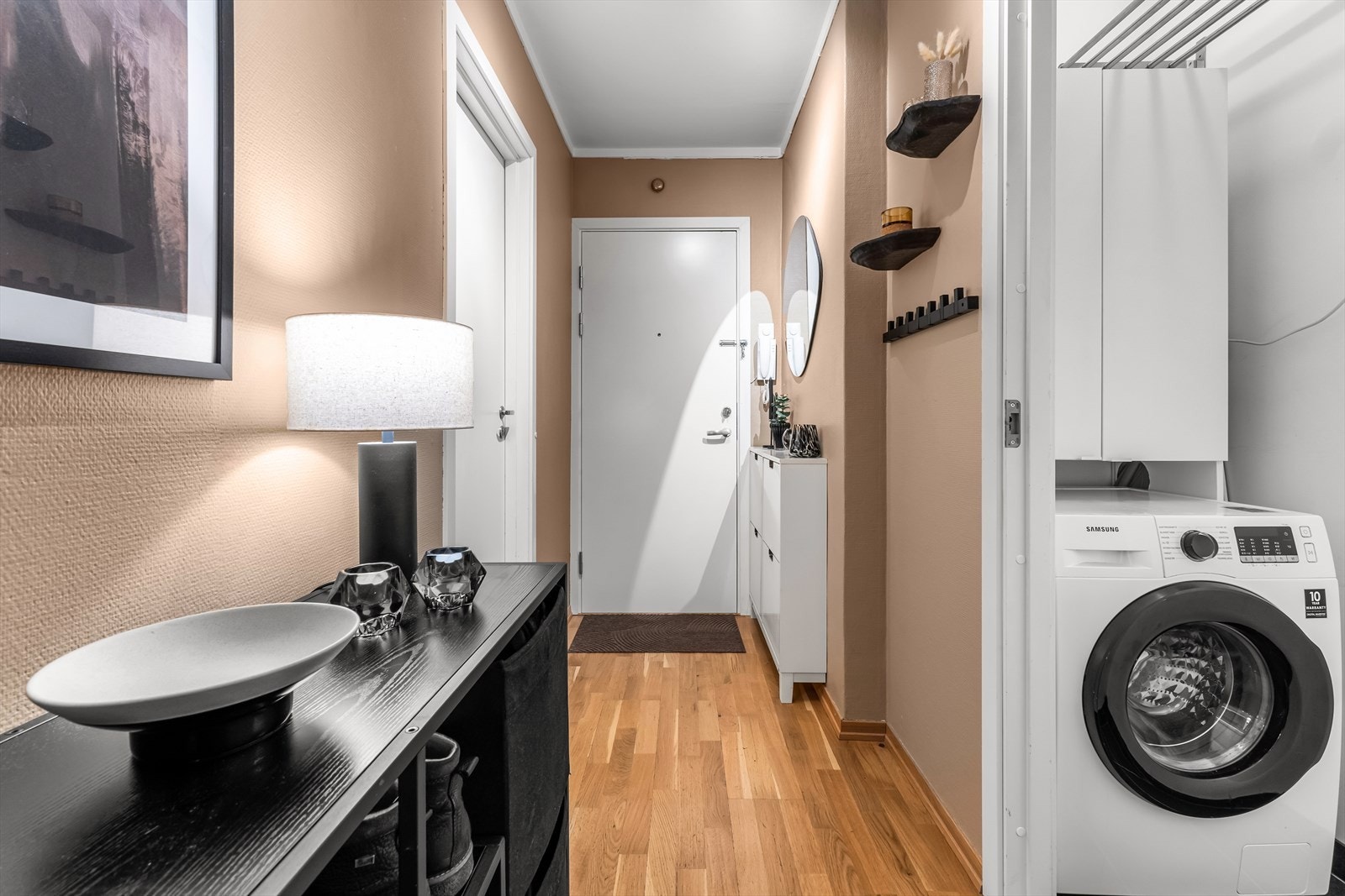 Det er godt med lagringsplass og oppbevaringsmuligheter i hele leiligheten. I tillegg disponerer boligen to eksterne boder på ca. 9 m². Dørcalling. Galleribilde