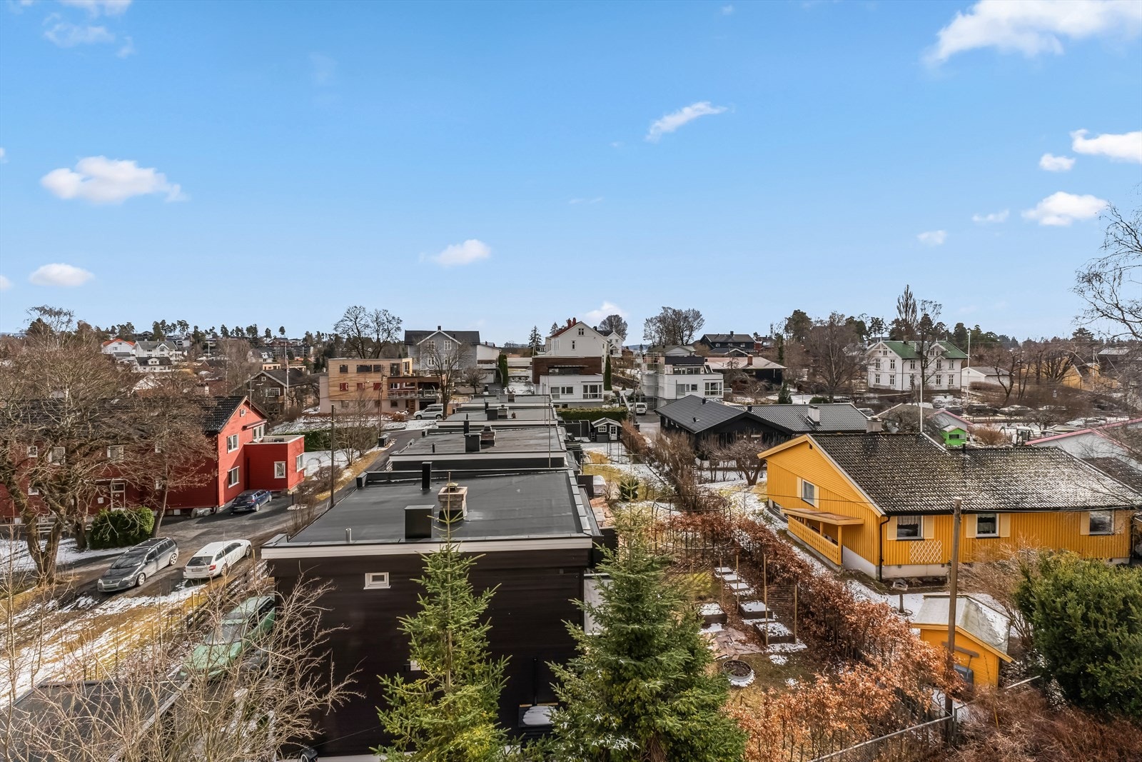 Balkongen er høytliggende og tilbaketrukket med flott utsyn. Galleribilde