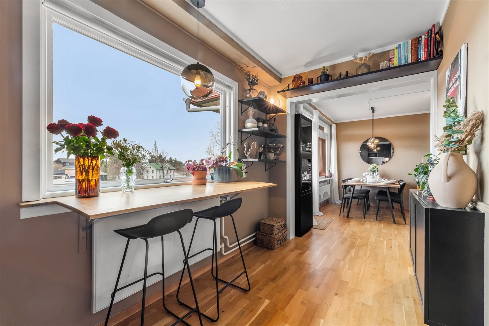 Store vindusflater slipper inn rikelig med naturlig lys og skaper en lys og luftig atmosfære. Galleribilde