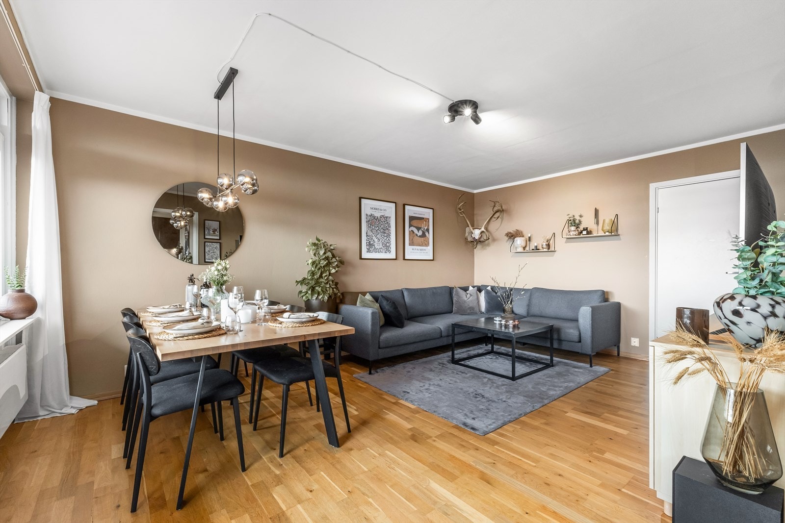 Nikolai Strickland har gleden av å presentere Lilleakerveien 31B. En lys og pen gjennomgående 4-roms toppleilighet m/ solrik balkong. Galleribilde