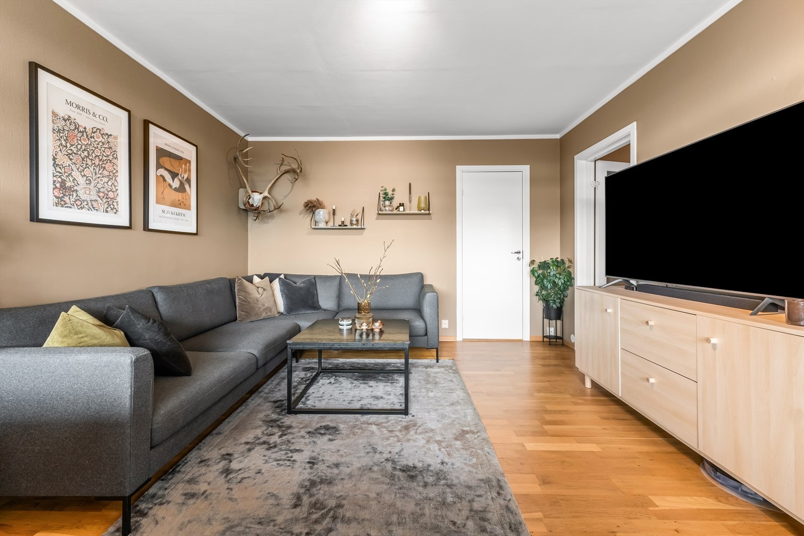 Fyring, varmtvann og kabel-TV/bredbånd er inkludert i felleskostnader. Galleribilde