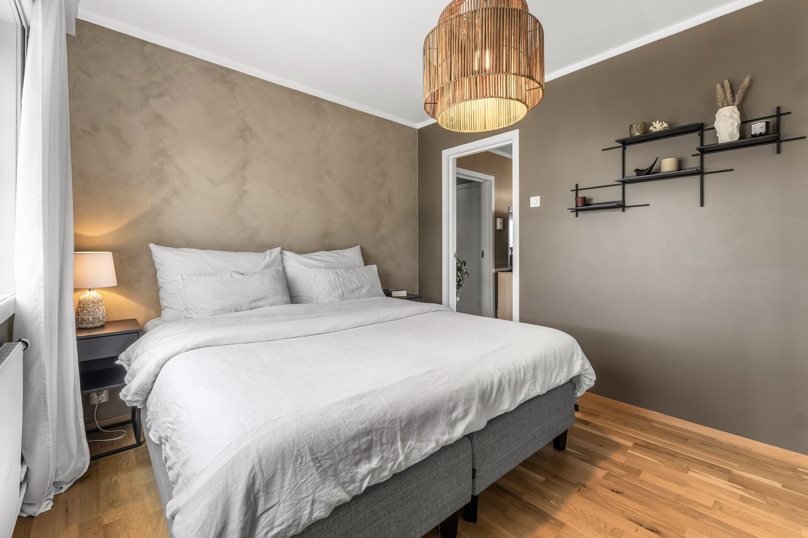 Romslig hovedsoverom med god plass til dobbeltseng, nattbord og garderobeskap. Galleribilde