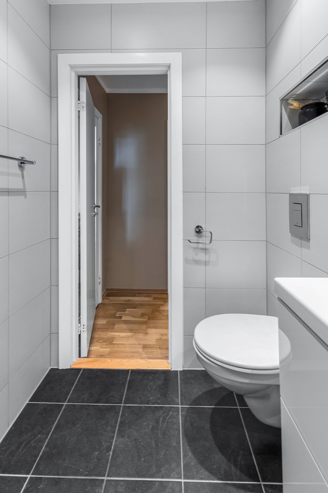 Badet har tidløse fliser med elektrisk gulvvarme. Galleribilde
