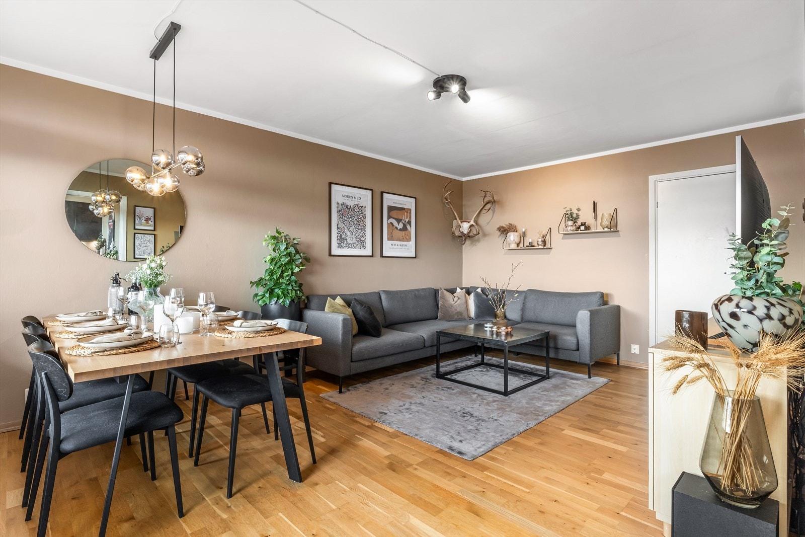 Det er flere soner i stuen for maksimal utnyttelse av plassen. Fint samspill mellom interiør, fargevalg og uttrykk gjennomgående i hele boligen. Galleribilde
