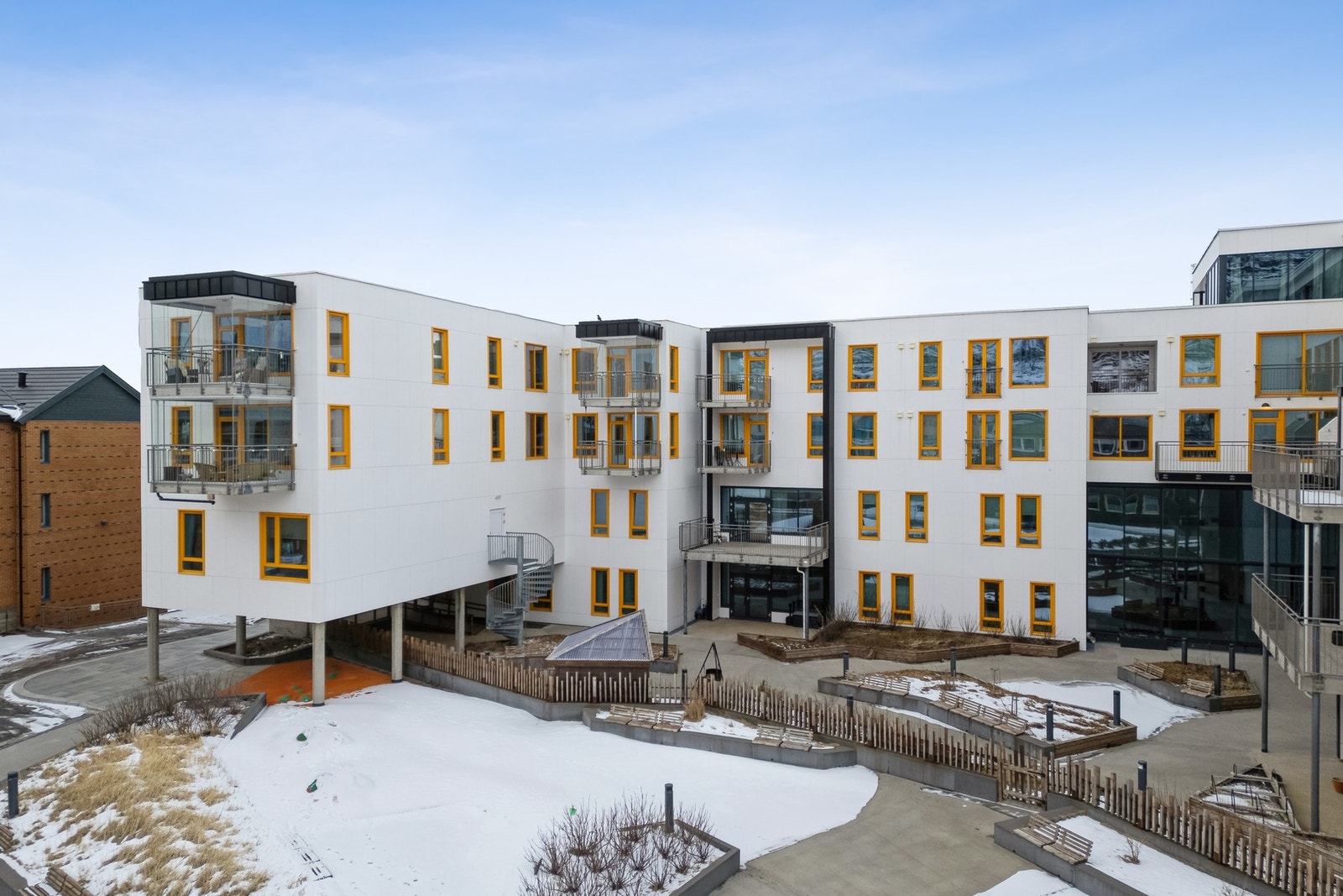 Uteområdet er pent opparbeidet med interne veier, sitteplasser og grøntområder. Galleribilde