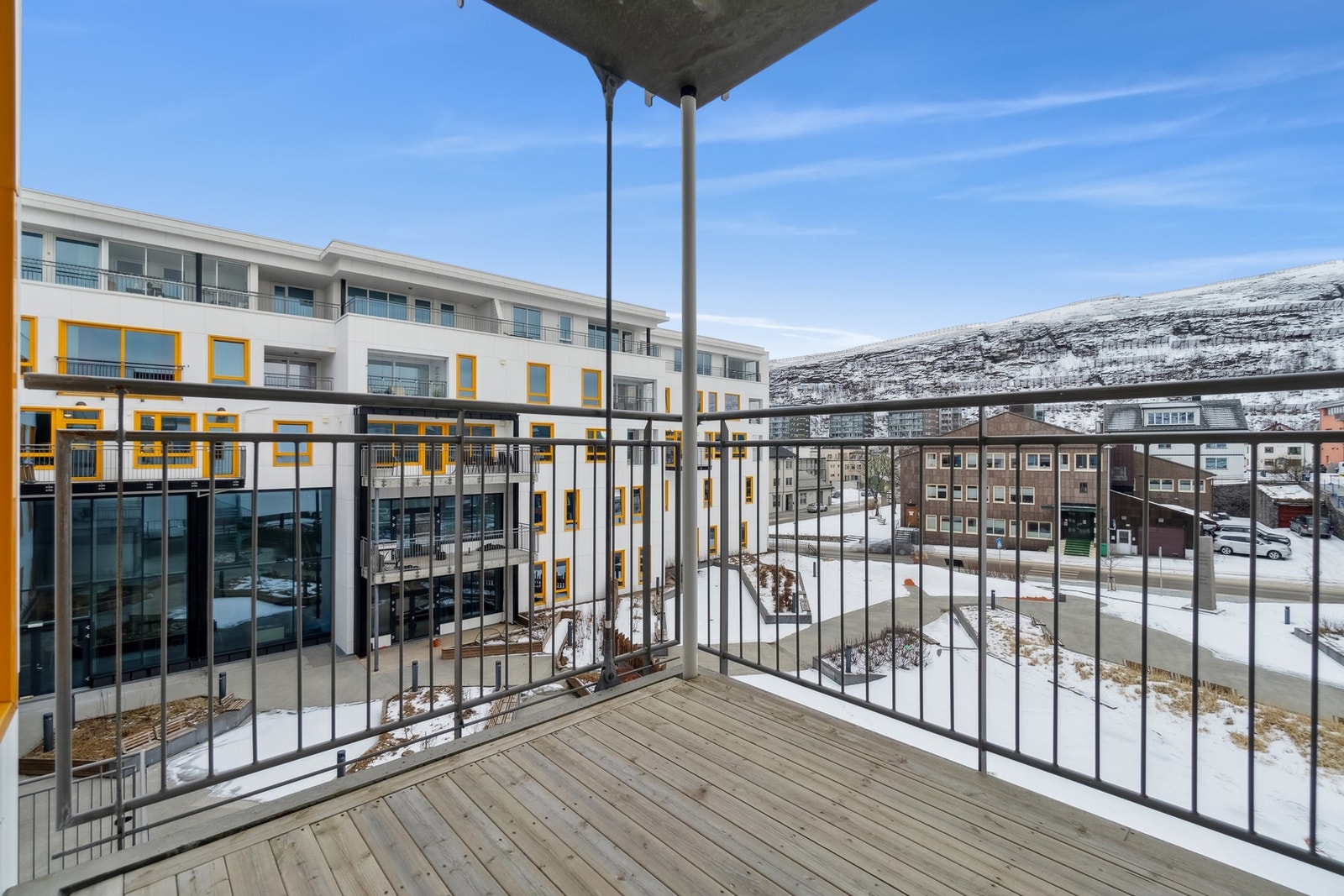 Balkongen har plass for å skape en trivelig uteseksjon på fine sommerdager. Galleribilde