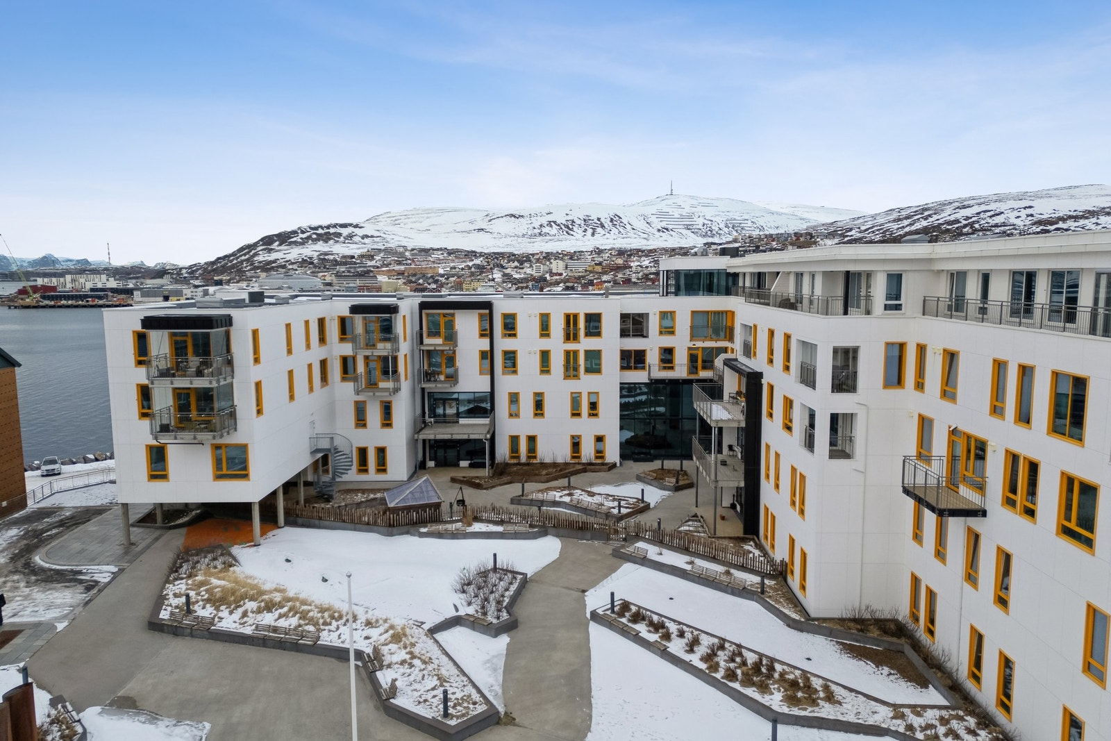 Leiligheten ligger midt i Hammerfest sentrum, så her har du gangavstand til de fleste hverdagslige fasiliteter. Galleribilde