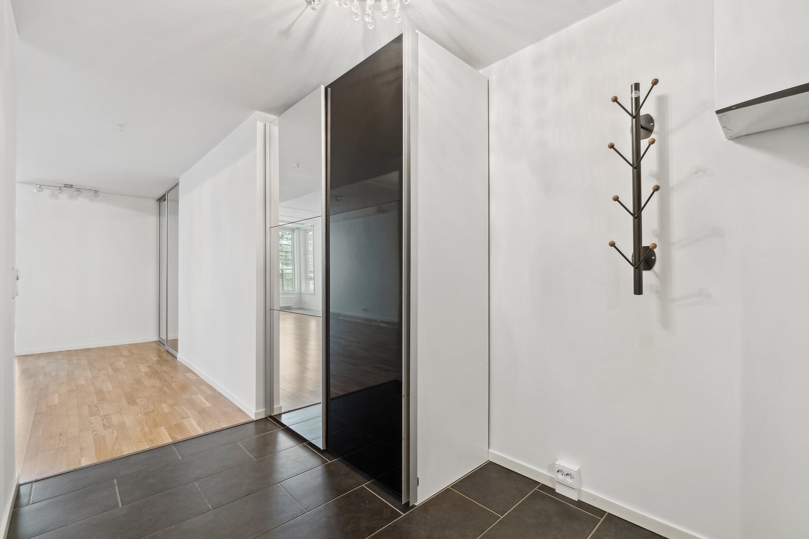 Når du kommer inn i leiligheten møtes du av en lys entré med flislagt gulv. Her har du garderobeløsning, i tillegg til plass for åpen garderobeløsning. Galleribilde