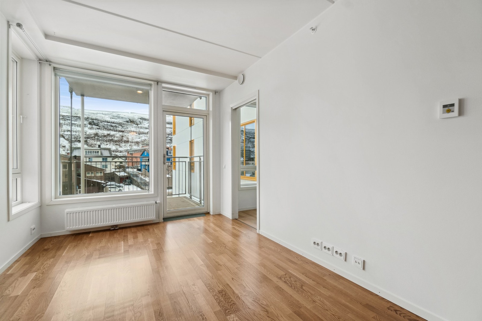 Det er vannbåren varme og balansert ventilasjon som gir et godt inneklima året rundt. Oppvarming og varmtvann er inkludert i felleskostnadene. Galleribilde