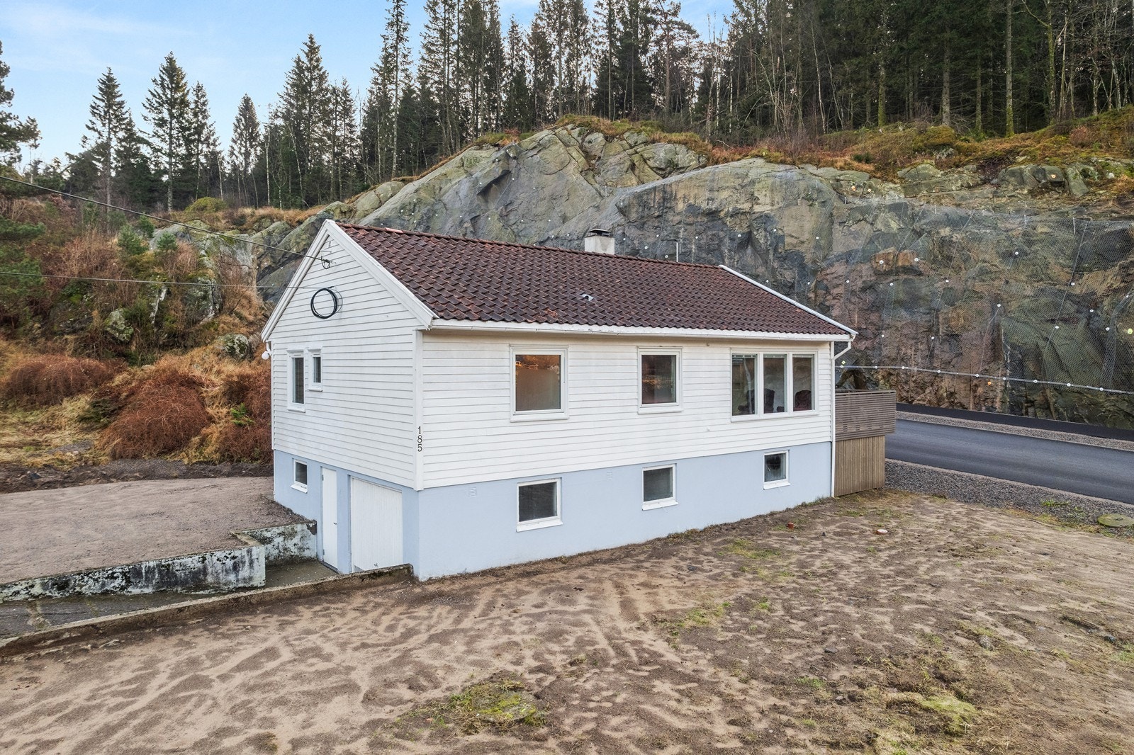 Landlig beliggenhet med romslig opparbeidet tomt Galleribilde