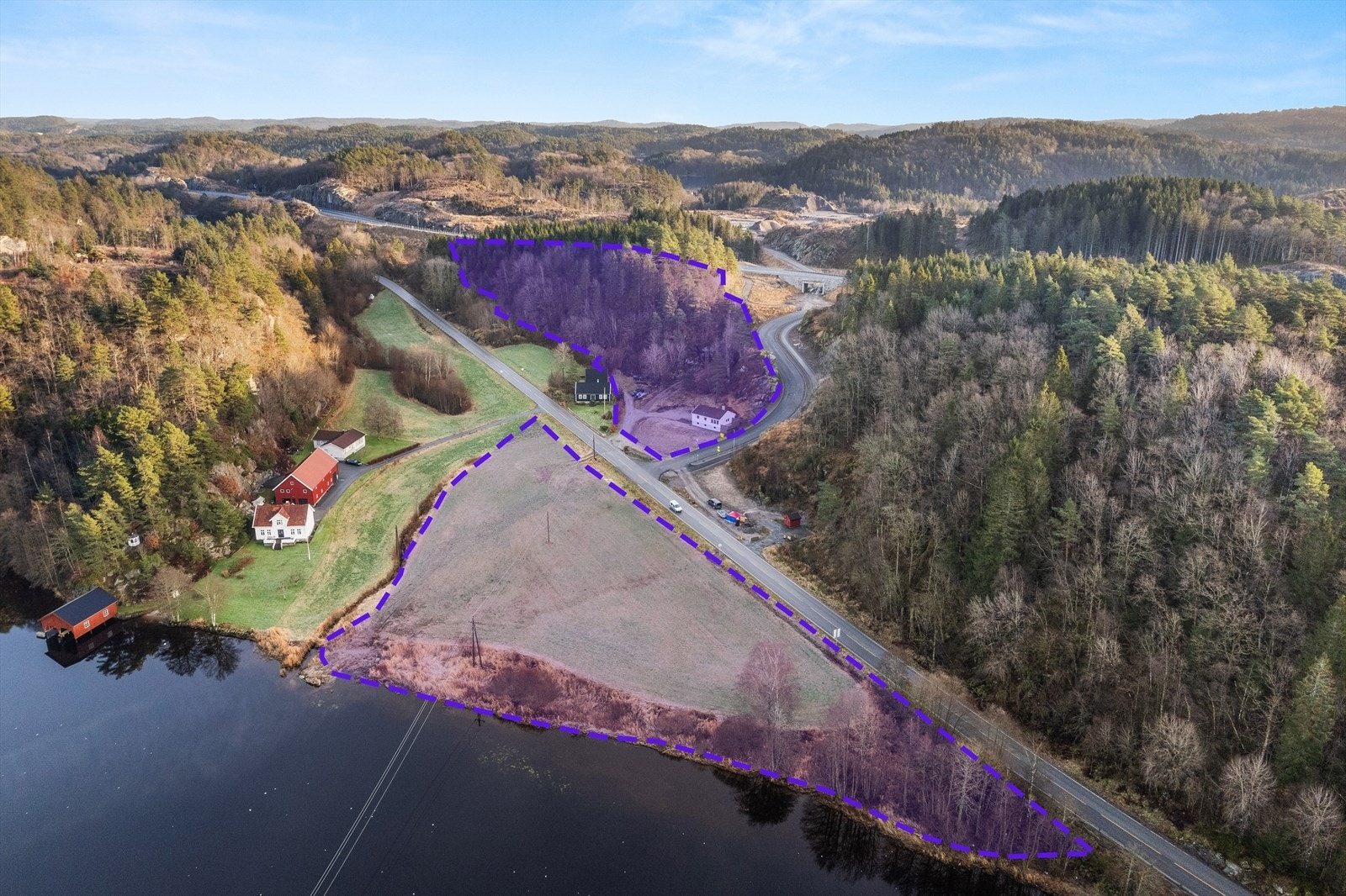 Dronefoto med omtrentlig grenseangivelse. Tomten er ca 27 mål Galleribilde