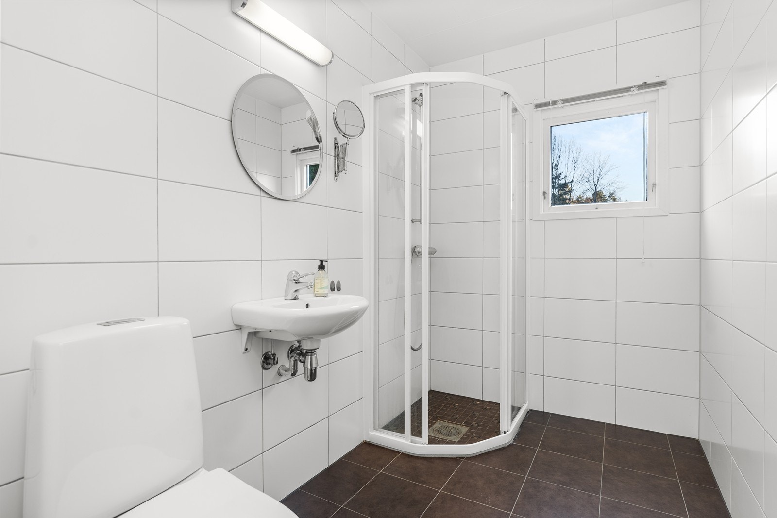 Bad (ca 15 år gammelt) med fliser på vegg og gulv Galleribilde