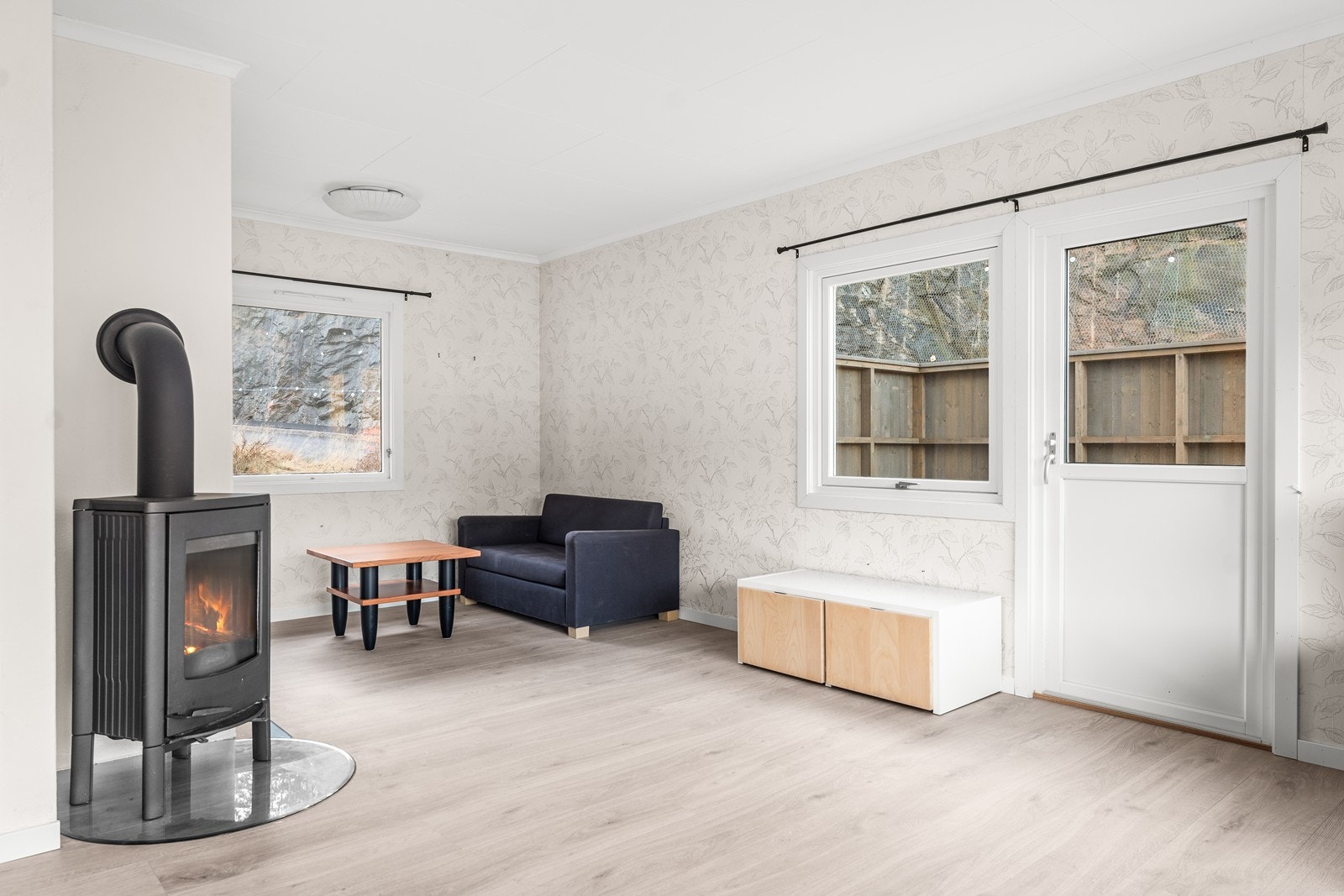 Stue med utgang til veranda. Peisovn. Galleribilde