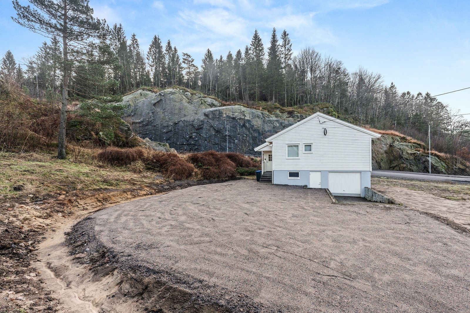 Uteområdet. Innkjørsel og tun er gruset opp. Plenen er planert og vil bli tilsådd til våren. Galleribilde