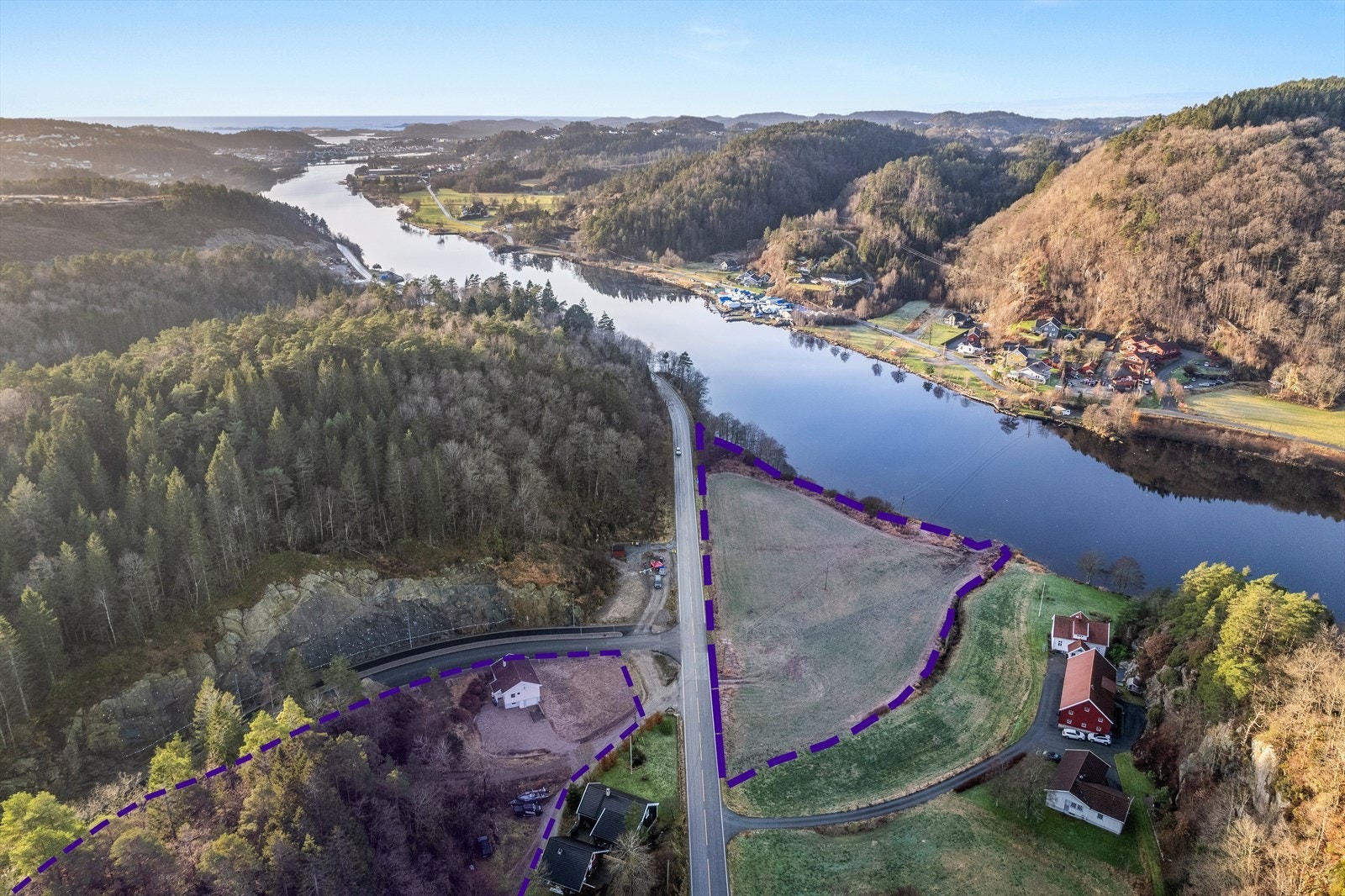 Dronefoto med omtrentlig grenseangivelse. Tomten er ca 27 mål. Galleribilde