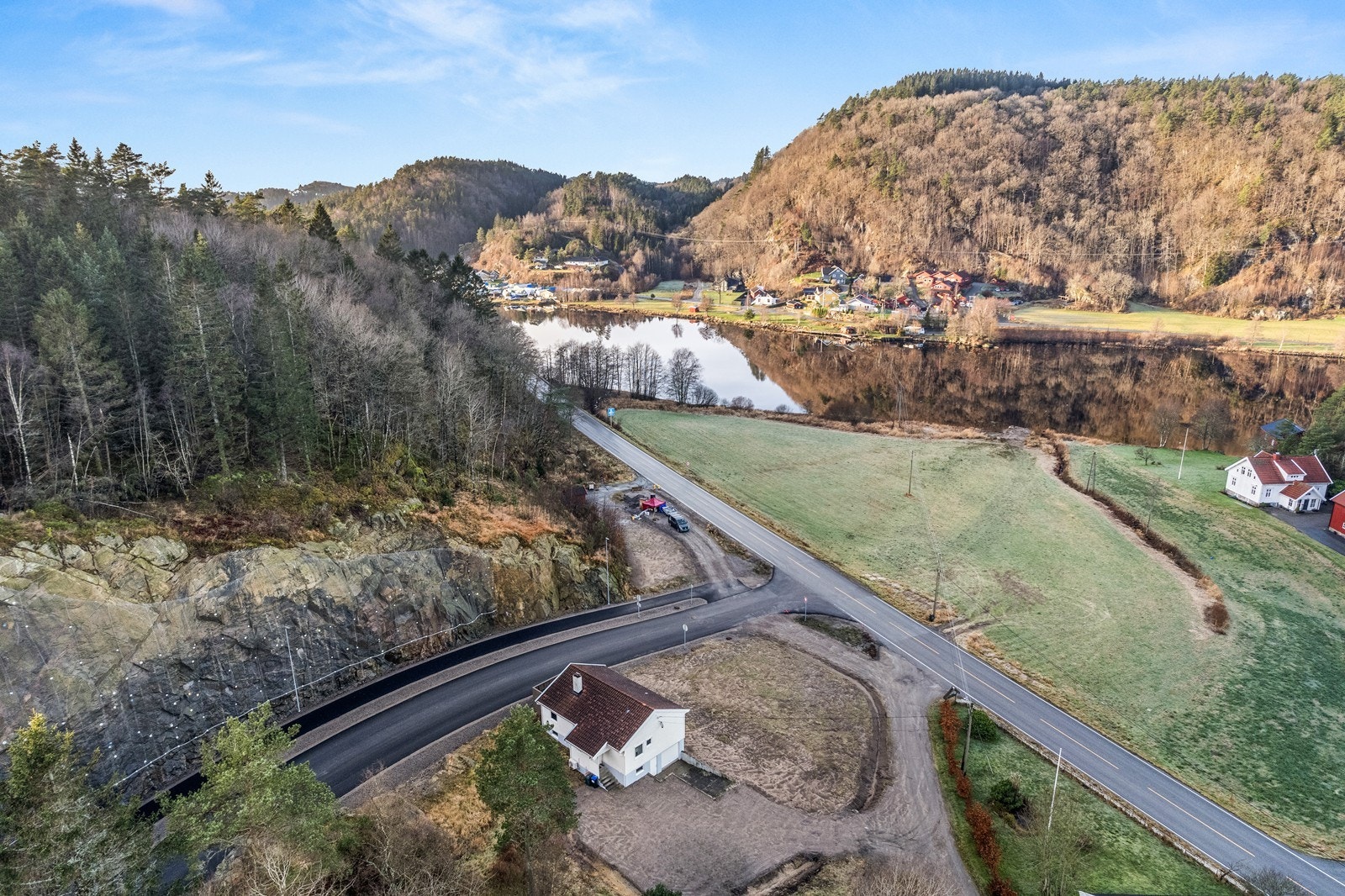 Dronebilde over området. Fin vestvendt beliggenhet. Galleribilde
