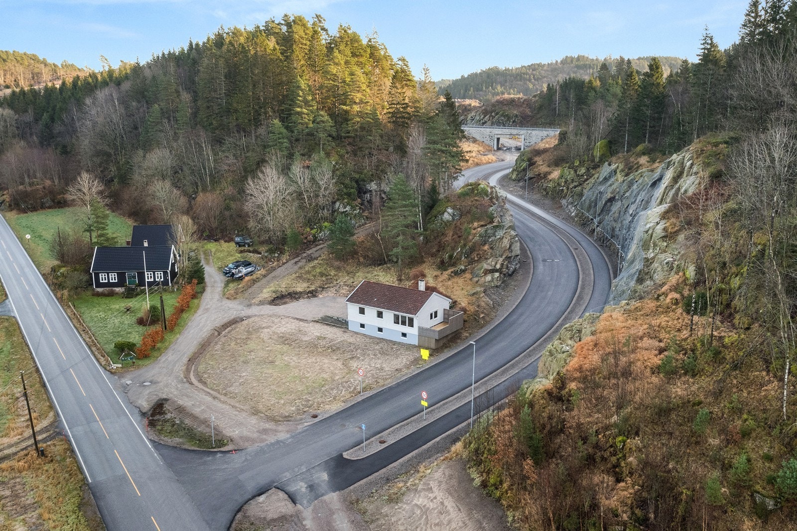 Boligen ligger på Vik langs Marnarveien mot Holum - nord for Mandal sentrum. Vestvendt med gode solforhold. Galleribilde