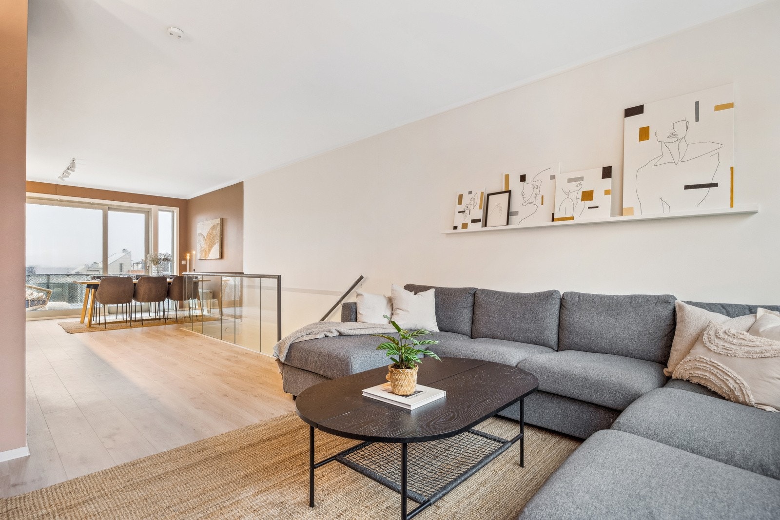 Etasjen bærer preg av en romslig og åpen utførelse med plass til flere oppholdssoner. Galleribilde