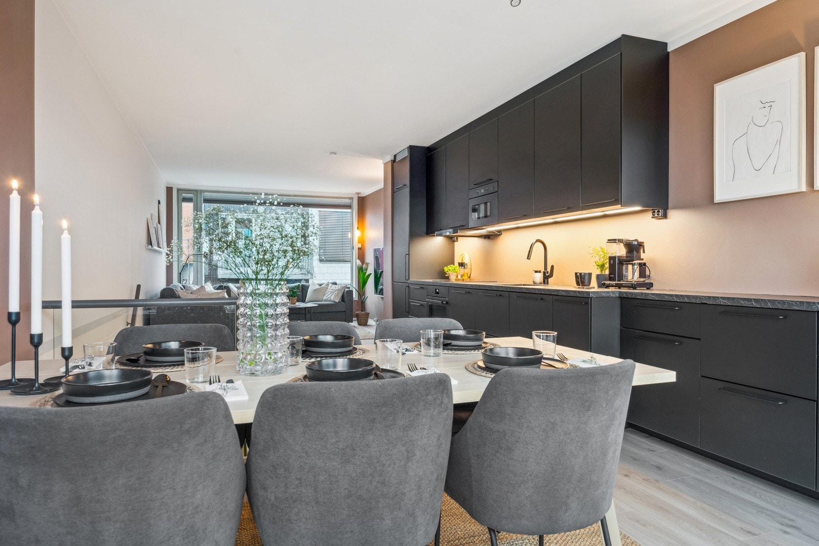 Gjennomgående moderne, lunt og trivelig i hele etasjen. Galleribilde