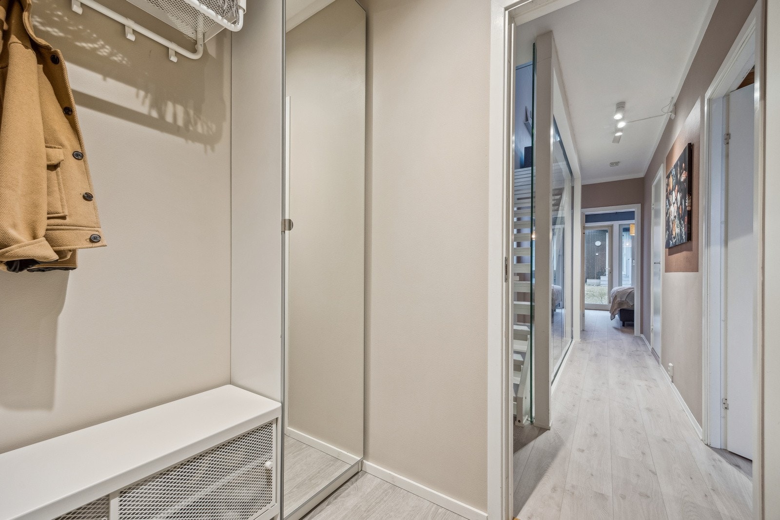 Du blir møtt av en romslig entré med gulvvarme og god plass til oppbevaring av klær og sko. Galleribilde