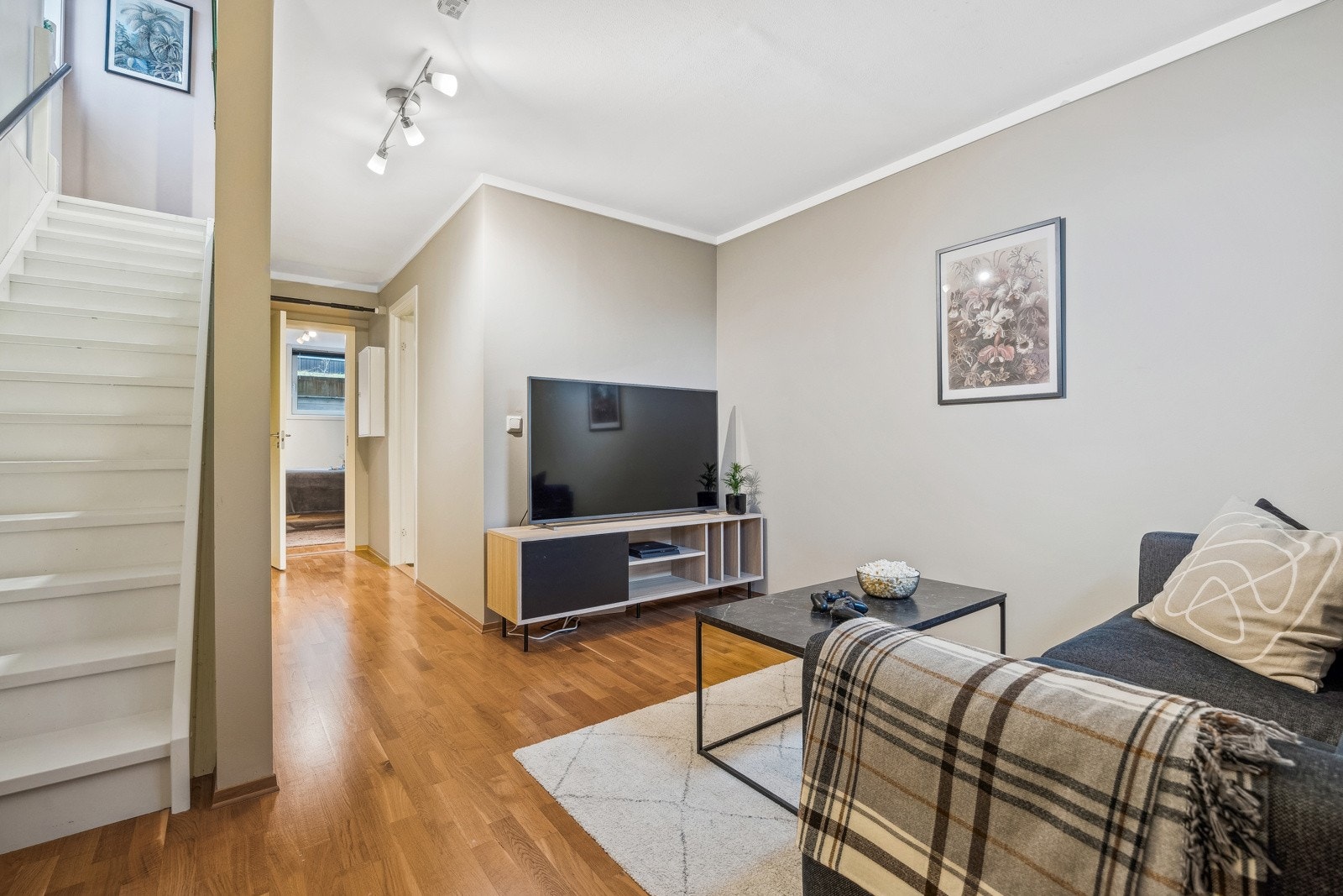 Kjelleretasjen består av innredet rom/kjellerstue (byggemeldt som bod), soverom og vaskerom. Galleribilde