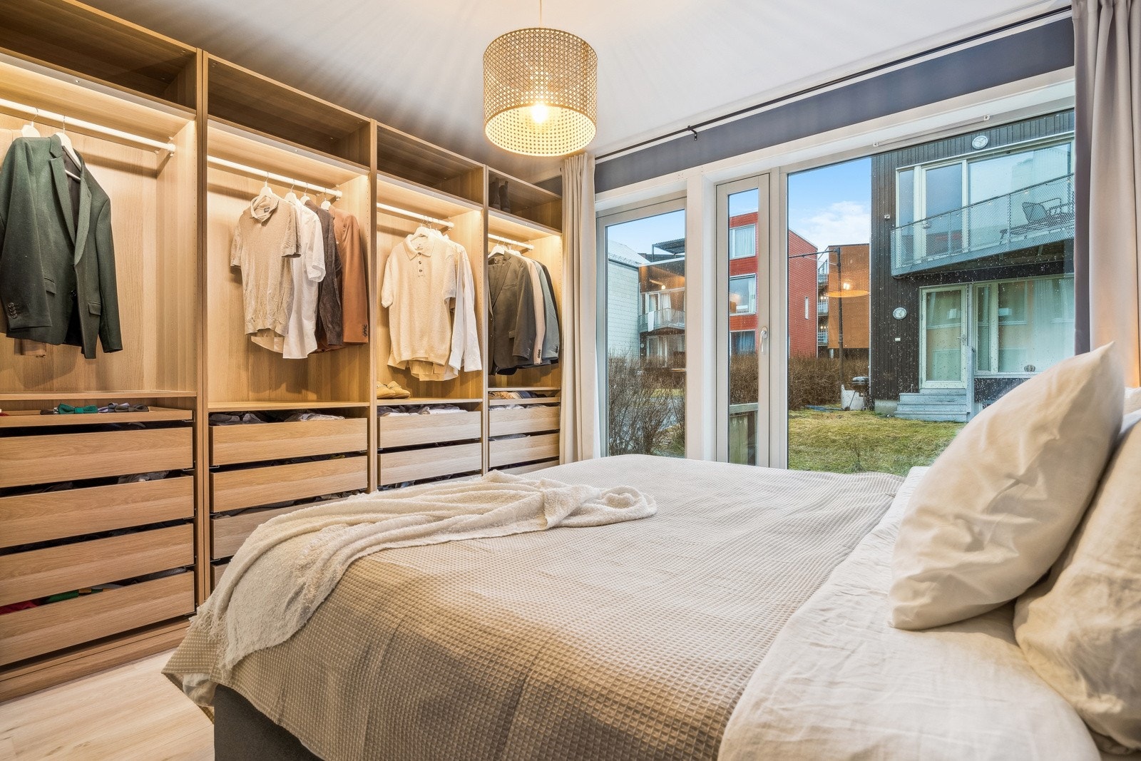 Hovedsoverommet er innredet med en åpen, innholdsrik garderobeløsning fra IKEA med integrert belysning. Dette ble gjort i 2024. Galleribilde