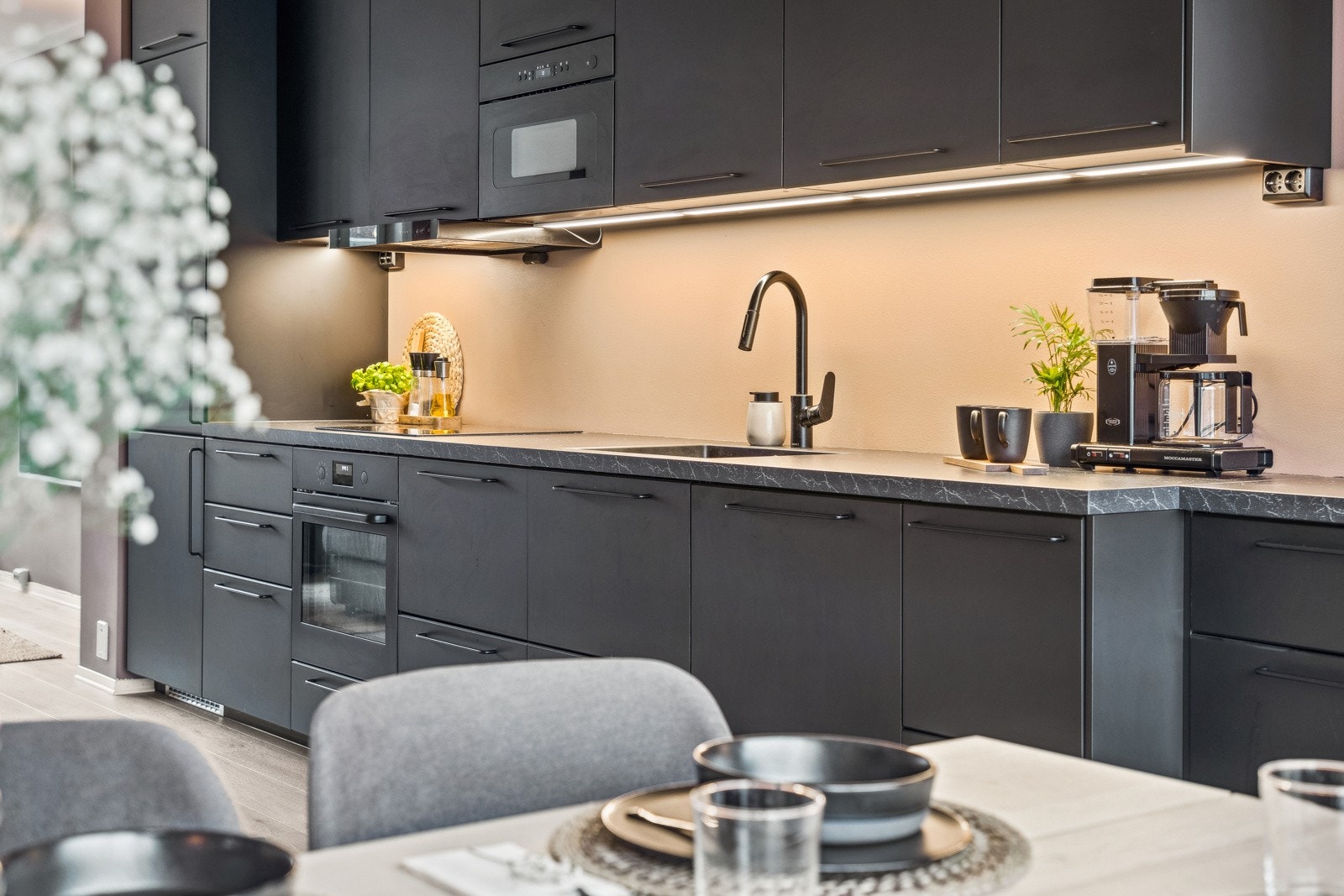 Det er integrerte hvitevarer i form av stekeovn, induksjonstopp, oppvaskmaskin, mikroovn og kombiskap. Videre er det underlimt vask med uttrekkbar kran. Galleribilde