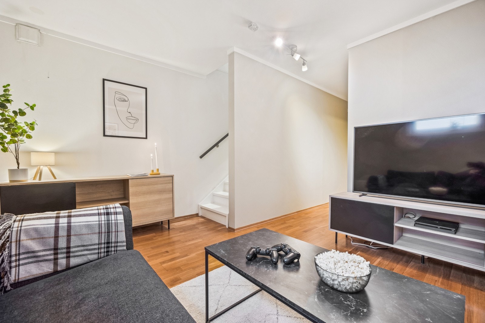 Kjellerstuen er av romslig karakter og gir ekstra boltreplass for hele familien. Kjellerstuen har ulike bruksmuligheter samt uttak for kabel-tv/internett. Galleribilde