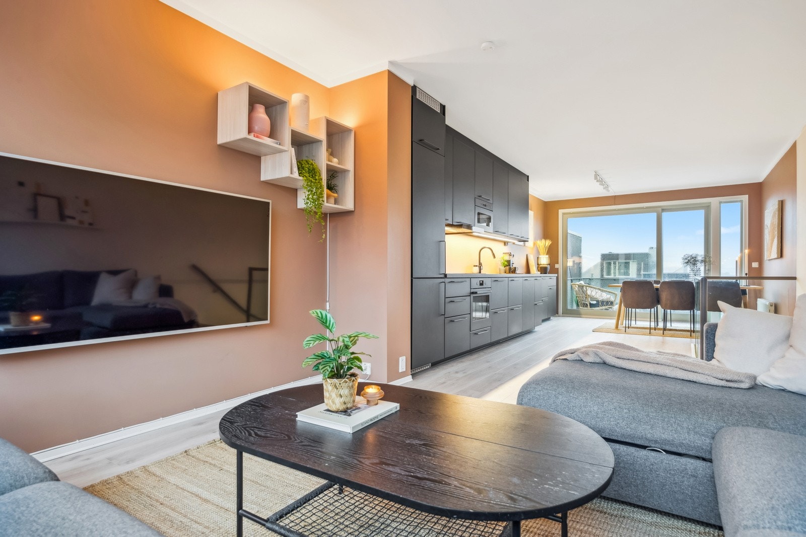 Tar man trappeløpet opp til hovedetasjen ankommer man et oppholdsrom på 38 kvm bestående av stue, spisestue og et nydelig kjøkken i sort utførelse. Galleribilde