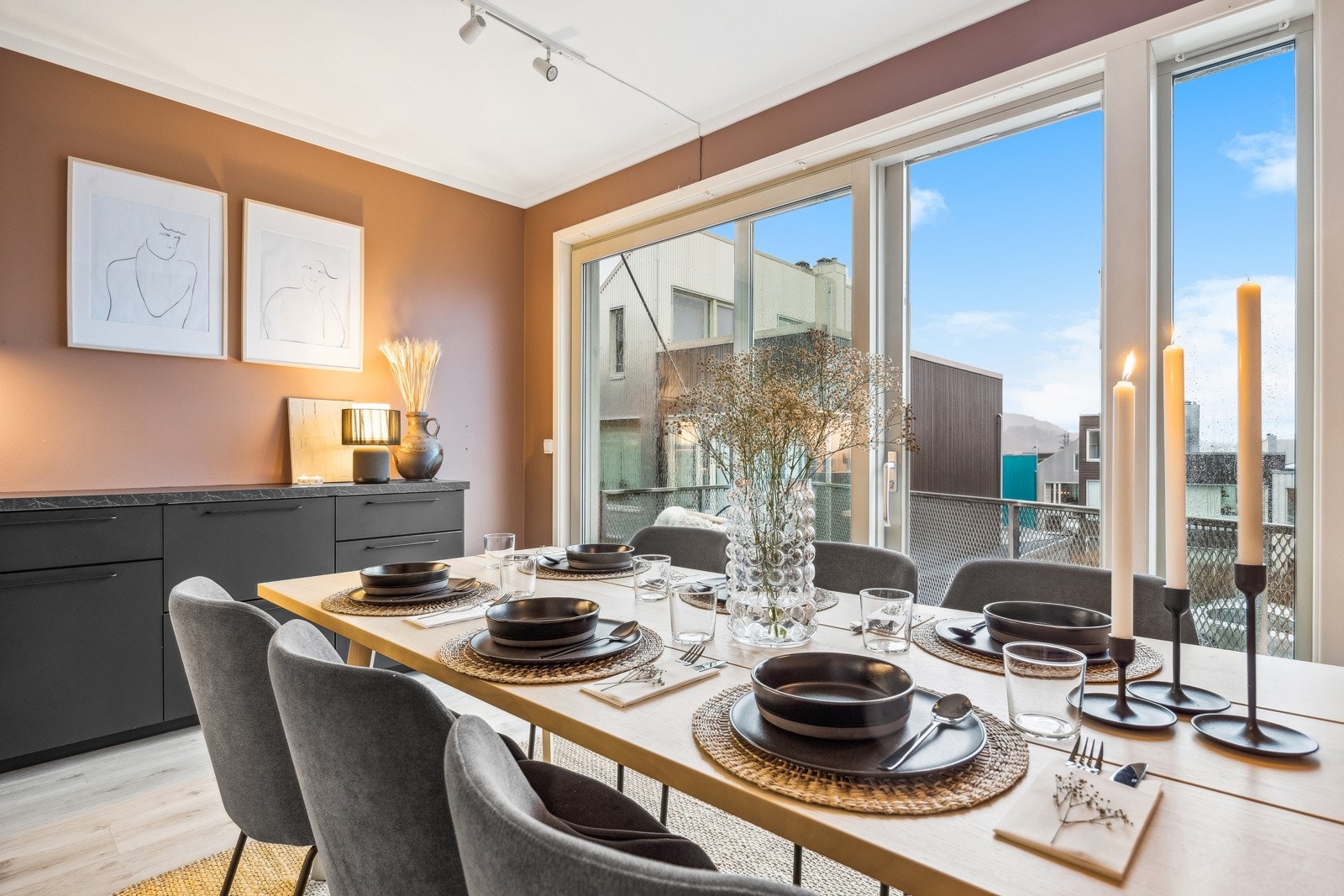 Mye godt naturlig innslipp via store vindusflater. Galleribilde