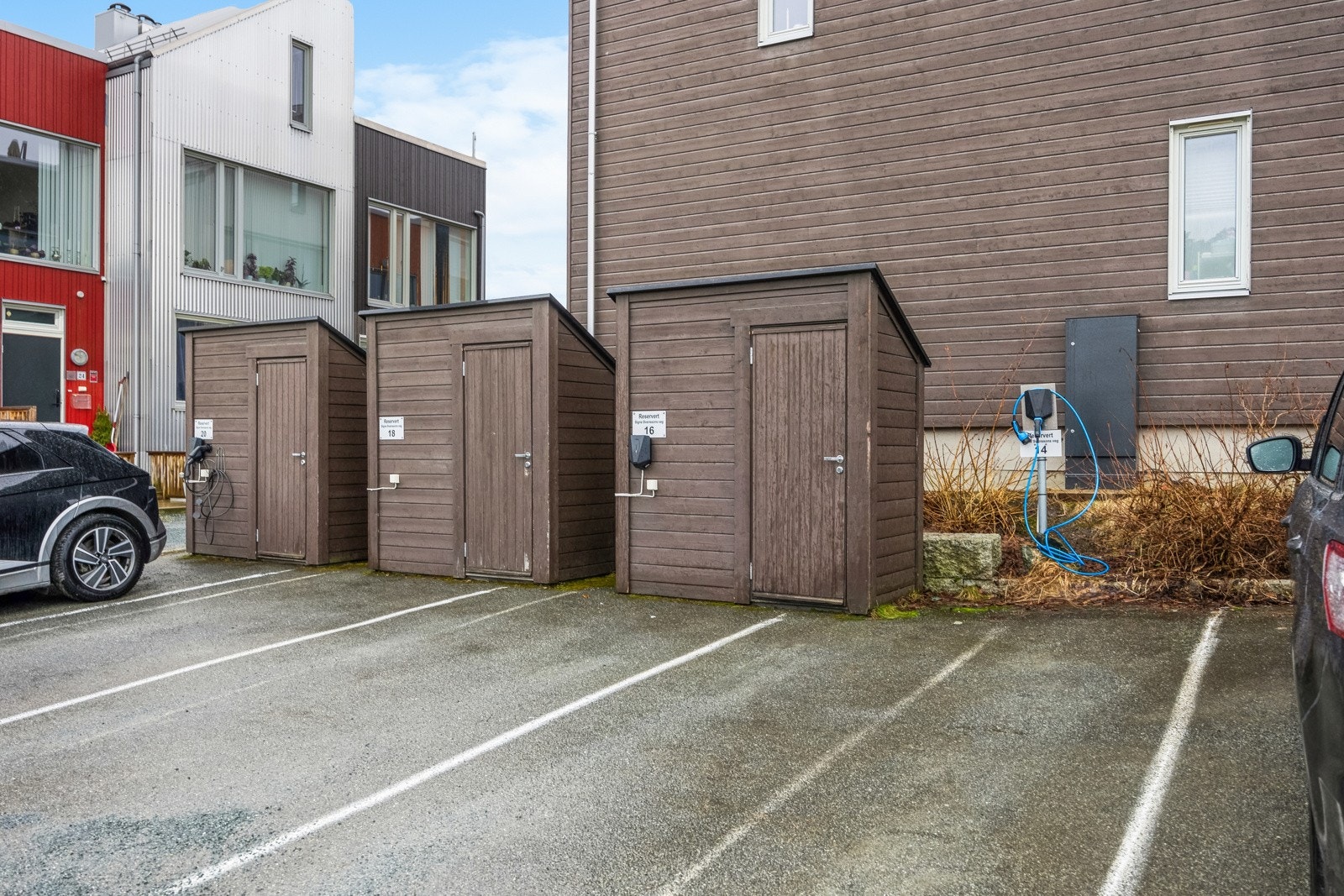 Egen parkeringsplass med elbillader fra Easee. I tillegg er det rikelig med frittstående parkeringsplasser i området for gjester og beboere. Galleribilde