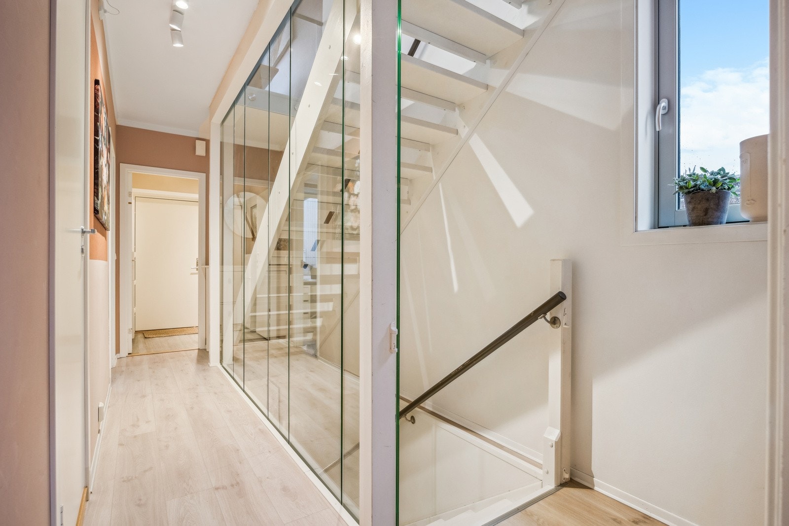 Lyst og lekkert. Da dette er et enderekkehus gir vindu rikelig med naturlig lys inn i gangarealet. Galleribilde