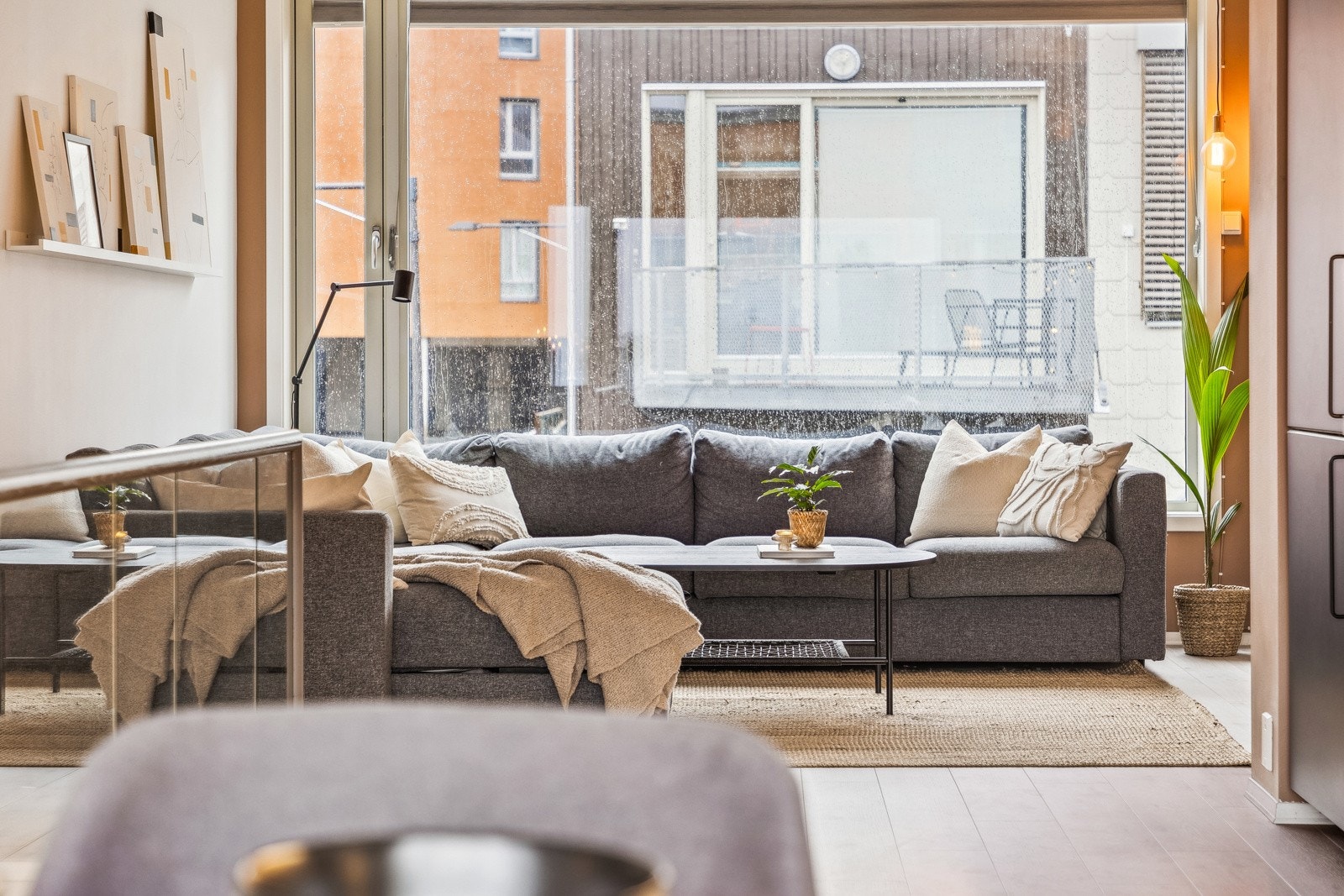 Rekkehuset varmes opp via fjernvarme, som skaper rimelige og forutsigbare bokostnader gjennom alle årstider. Stuevinduene er utstyrt med spesialtilpassede plissègardiner. Galleribilde