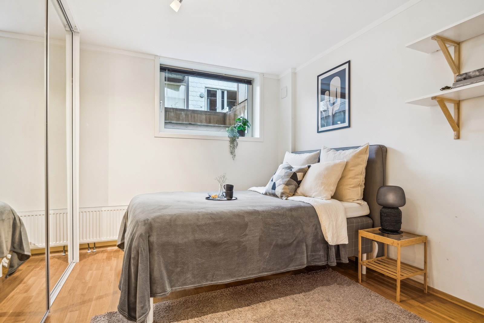 Soverommet måler 12 kvm og er innredet med en stor skyvedørsgarderobe. Galleribilde