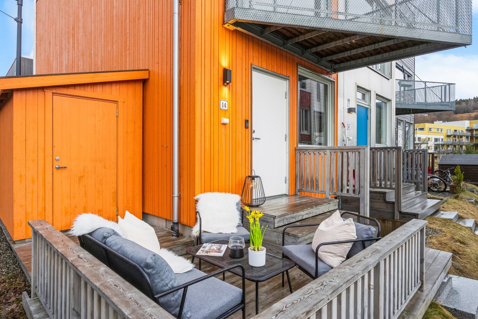 Ved inngangspartiet disponerer man et sørvendt uteareal på 11 kvm. Her er det satt opp en praktisk sportsbod til oppbevaring av sykler, sportsutstyr, barnevogner og lignende. Ytterdøren ble oppgradert i 2017, og det er installert ringeklokke med kamera. Galleribilde