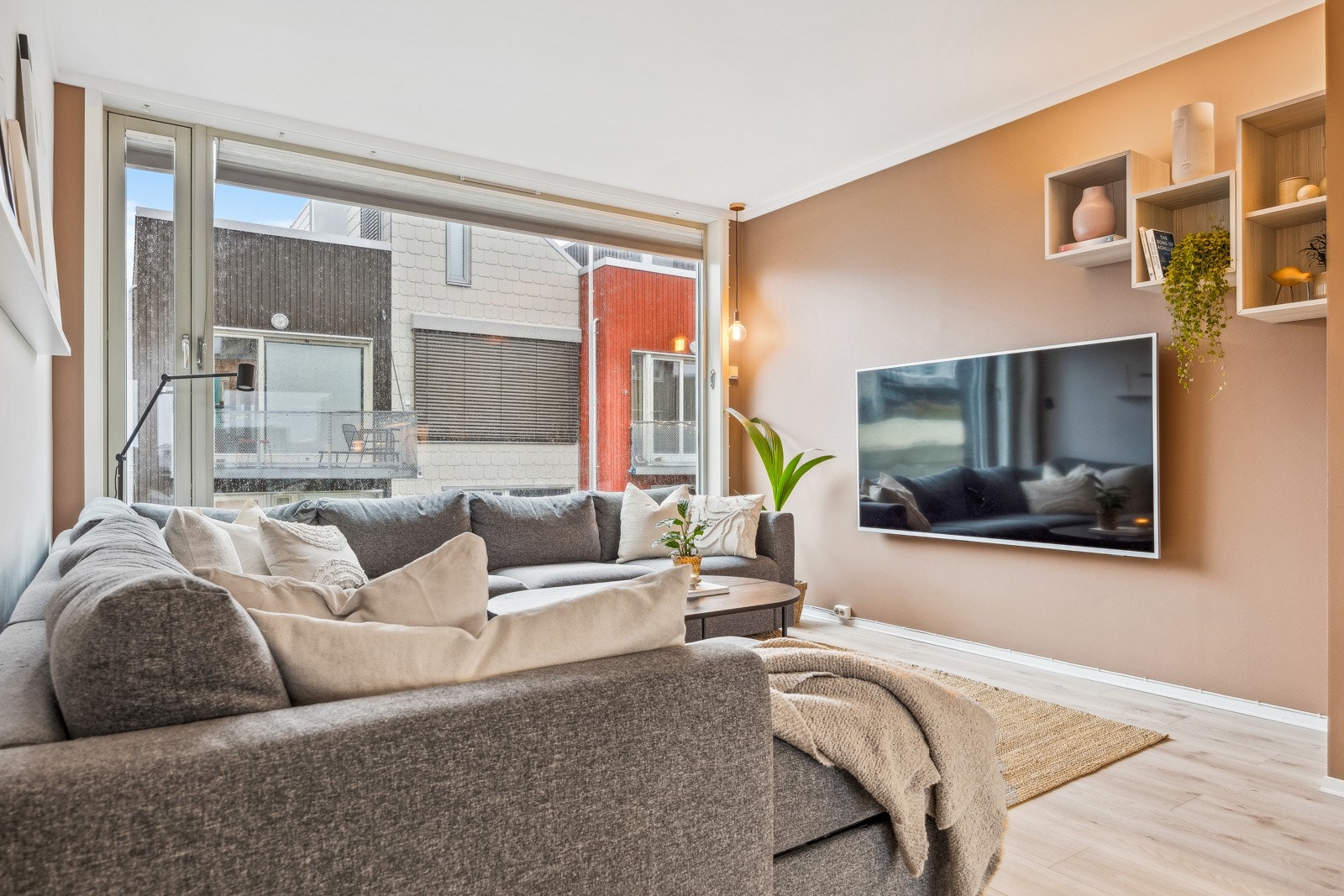 Det ble lagt slitesterkt 1-stavs laminatgulv i 1. etg og 2. etg i 2019. Galleribilde