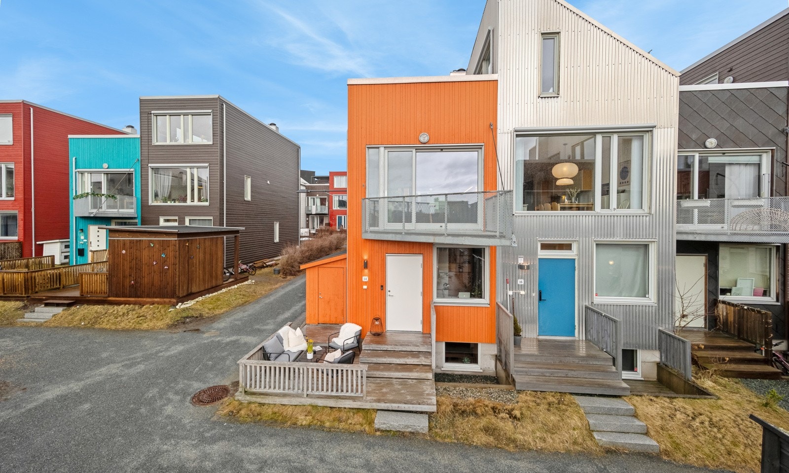 Proaktiv Eiendomsmegling v/Steinar Skaanes har gleden av å ønske velkommen til en flott familiebolig med svært god beliggenhet på Utleir. Galleribilde