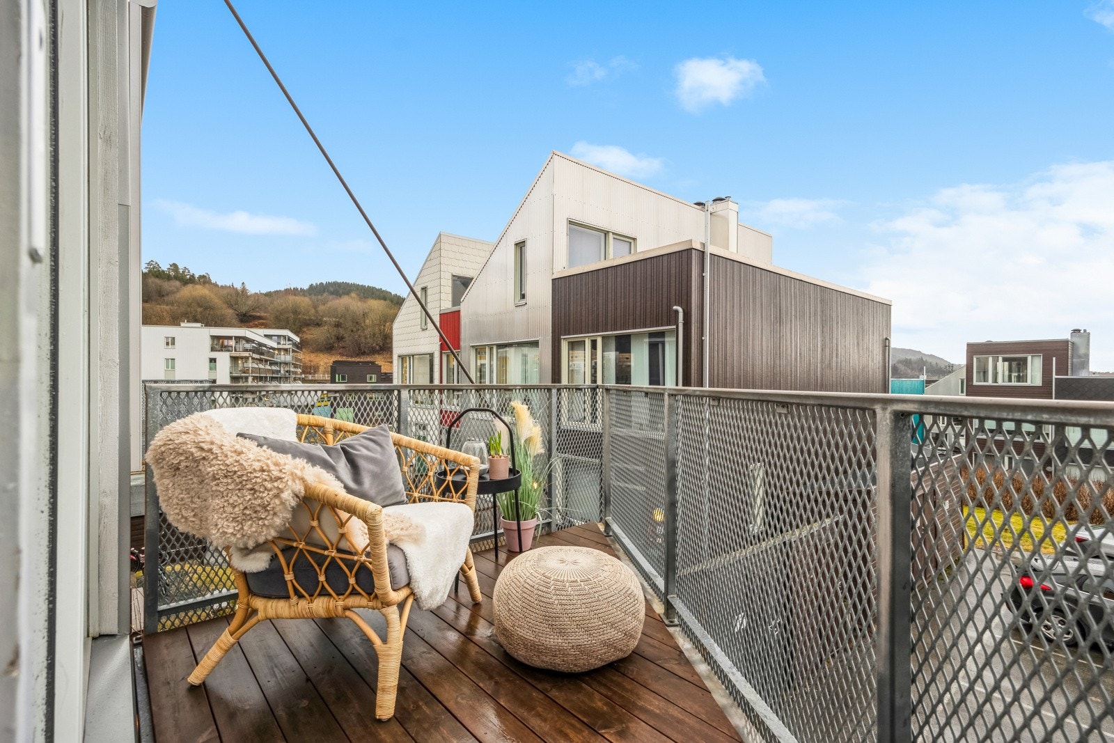 Balkongen måler 4 kvm med plass til en liten sittegruppe. Galleribilde