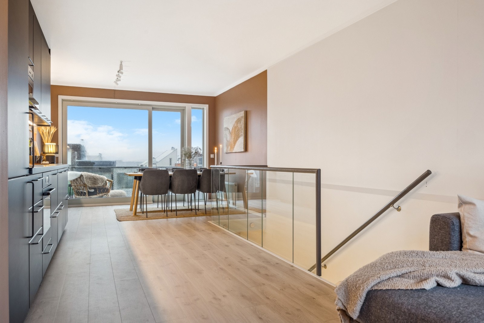 Oppholdsrommet oppleves særdeles lyst og luftig, med store vindusflater på begge yttervegger. Galleribilde