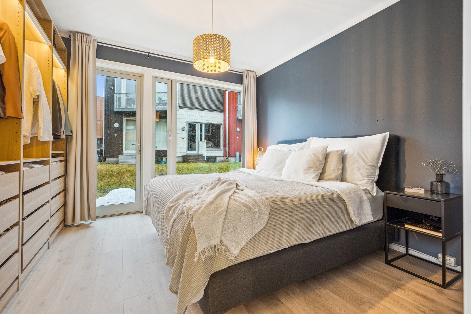 Det er tre fine soverom i rekkehuset, og alle er pent pusset opp i tidsmessige fargetoner. Store vindu sørger for rikt, naturlig lysinnslipp og gode luftemuligheter. Galleribilde