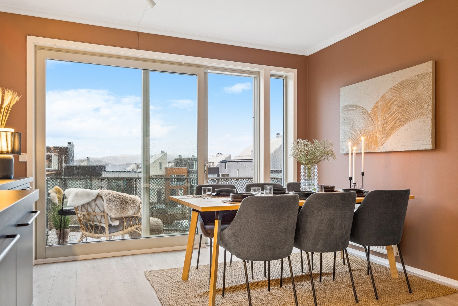 Via skyvedør i spisestuen er det adkomst til en sørvendt balkong med svært gode solforhold og flott utsikt. Galleribilde