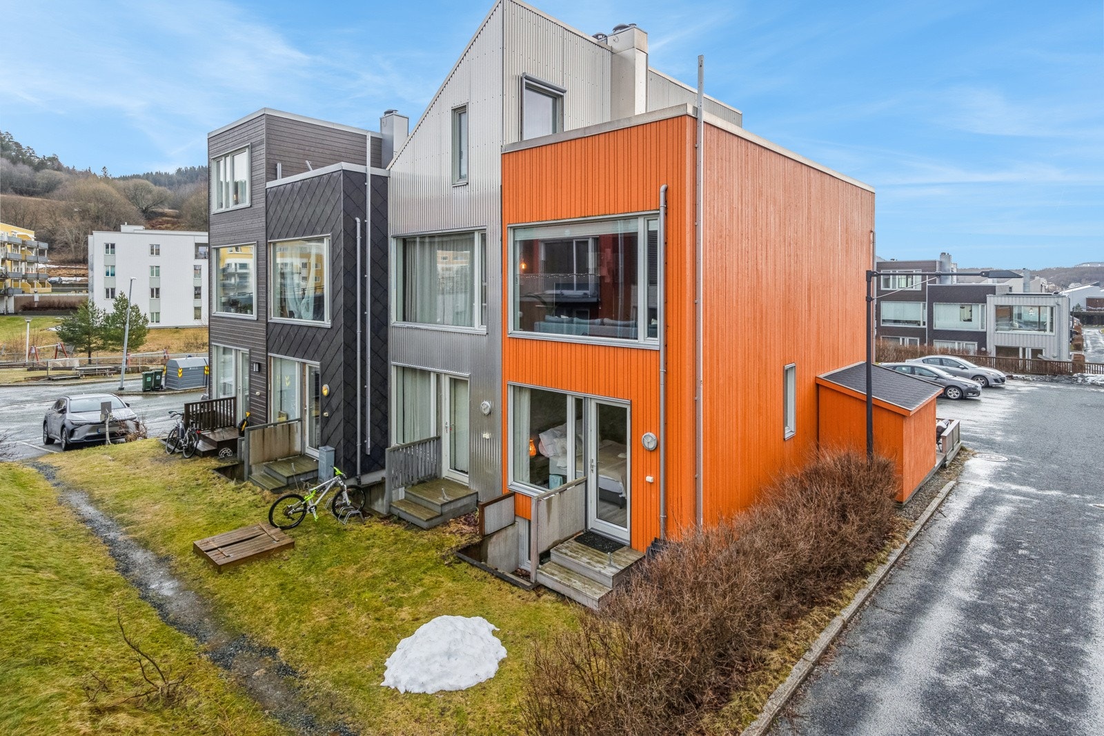 Rekkehuset strekker seg over 3 plan inkludert kjeller, og nyter en solrik endebeliggenhet i et familievennlig boligfelt. Galleribilde